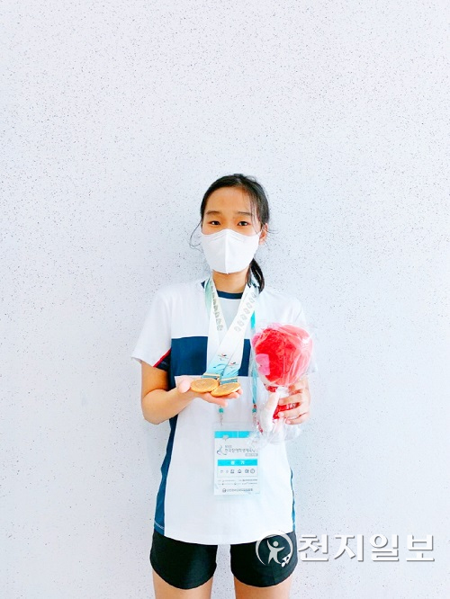김수아 선수가 전국장애인학생체육대회에서 여자 단식과 복식 부문 우승을 차지해 대회 2관왕을 달성한 후 메달을 보이며 기념사진을 찍고 있다. (제공: 연천군) ⓒ천지일보 2021.9.17