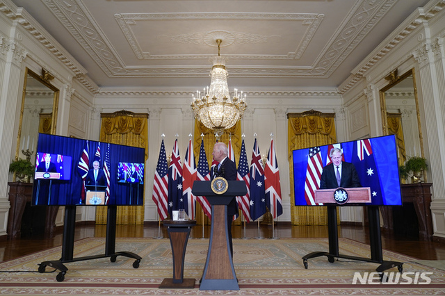 [워싱턴=AP/뉴시스]조 바이든 미국 대통령이 지난 15일(현지시간) 백악관 이스트룸에서 보리스 존슨 영국 총리(오른쪽 화면) 및 스콧 모리슨 호주 총리와 화상 공동 회견을 하고 있다.