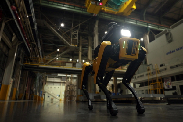 현대자동차그룹은 보스턴 다이내믹스와 첫 번째 프로젝트인 ‘공장 안전 서비스 로봇’을 17일 공개했다. 최근 현대차그룹은 기아 오토랜드 광명 내에서 로봇의 시범 운영을 시작했다. (제공: 현대차그룹)