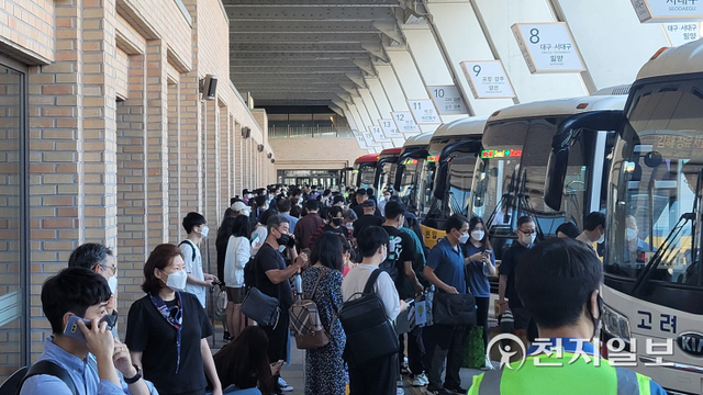 추석 연휴를 앞둔 17일 서울 서초구 고속버스터미널에서 시민들이 귀성길에 나서고 있다. ⓒ천지일보 2021.9.17