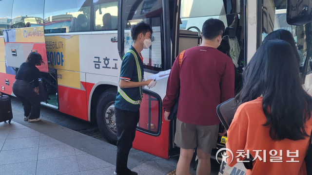 추석 연휴를 앞둔 17일 서울 서초구 고속버스터미널에서 시민들이 버스에 오르고 있다. ⓒ천지일보 2021.9.17
