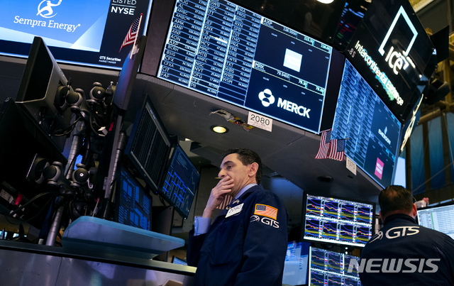 미국 뉴욕증권거래소(NYSE)에 주가 폭락에 한 거래인이 입을 가리고 서있다. (출처: 뉴시스)