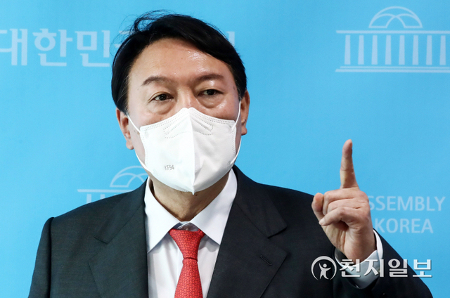 [천지일보=박준성 기자] 국민의힘 대선주자인 윤석열 전 검찰총장이 8일 오후 서울 여의도 국회 소통관에서 ‘고발 사주’ 의혹과 관련 해명하는 기자회견을 마친 뒤 취재진의 질문에 답하고 있다. ⓒ천지일보 2021.9.8