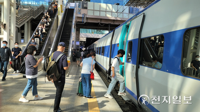 추석 연휴를 앞둔 17일 서울 중구 서울역에서 시민들이 열차에 오르고 있다. ⓒ천지일보 2021.9.17