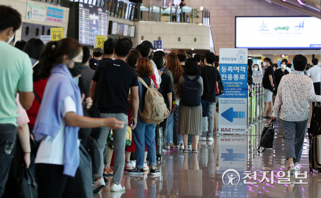 [천지일보=박준성 기자] 본격적인 추석 연휴를 앞둔 17일 오후 서울 강서구 김포공항에서 제주로 향하는 귀성객과 관광객들이 탑승수속을 하고 있다. 제주도관광협회에 따르면 17일부터 22일까지 추석연휴 엿새간 항공기와 선박 예약 건수를 기준으로 전망한 관광객은 21만 5000여명이다. ⓒ천지일보 2021.9.17