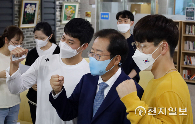 [천지일보=박준성 기자] 국민의힘 홍준표 대선 경선후보가 17일 서울 자곡동 경상남도 남명학사 서울관을 방문해 학생들과 기념사진을 찍고 있다. (제공: 홍준표 캠프) ⓒ천지일보 2021.9.17