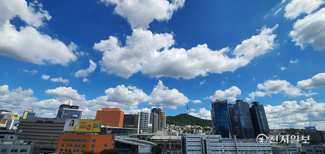 [천지일보=강수경 기자] 추석 연휴를 낀 주말이 시작된 18일 전국이 가끔 구름이 많을 것으로 예보된 가운데 서울시 용산구 청파동에서 촬영한 청명한 하늘에 구름이 많다. ⓒ천지일보 2021.9.18