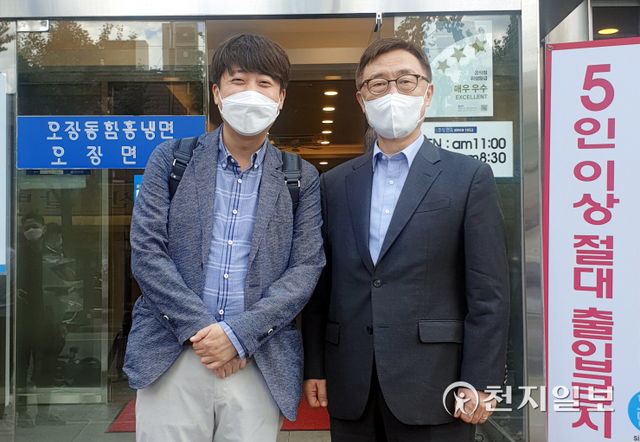 [천지일보=박준성 기자] 국민의힘 이준석 대표와 최재형 대선 경선 예비후보가 18일 오후 서울 중구의 한 냉면전문점에서 오찬회동을 하고 있다. (제공: 최재형 캠프) ⓒ천지일보 2021.9.18