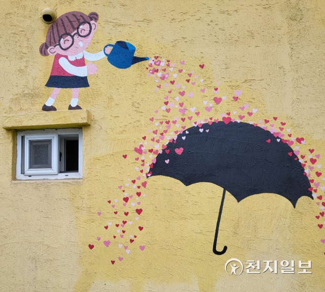 여수시 한려동 ‘여행자의 거리’ 재치 만점 트릭아트 벽화. (제공: 여수시청) ⓒ천지일보 2021.9.18