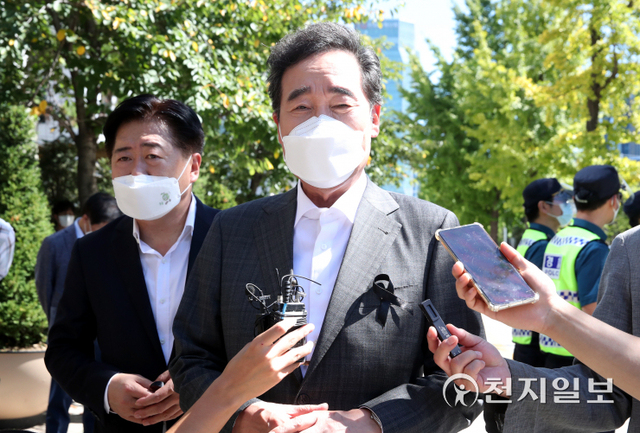 [천지일보=박준성 기자] 더불어민주당 대선주자인 이낙연 전 대표가 17일 오후 서울 영등포구 국회 앞에 마련된 자영업자들의 합동분향소 조문을 마친 뒤 취재진의 질문에 답하고 있다. ⓒ천지일보 2021.9.17