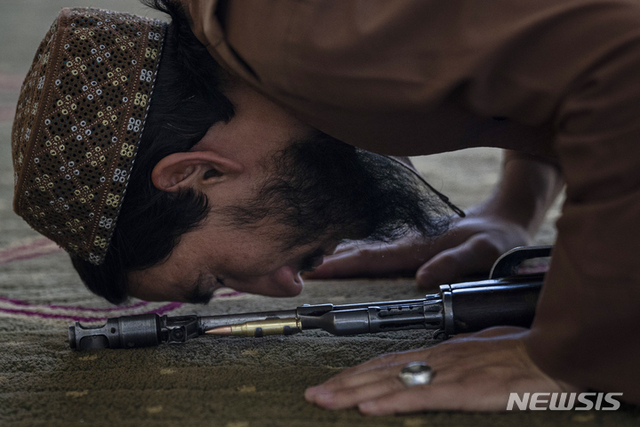 [카불=AP/뉴시스] 한 탈레반 투사가 17일(현지시간) 아프가니스탄 카불의 한 금요일 기도 중 모스크에서 기도를 하고 있다.