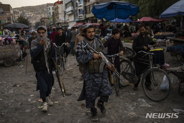 [카불=AP/뉴시스] 14일(현지시간) 탈레반 병사들이 아프가니스탄 카불의 한 시장을 순찰하고 있다. 미국과 나토가 아프간에서 철수하고 탈레반이 점령하면서 아프간은 경제 붕괴와 식량난으로 어려움이 더욱 늘어날 것으로 우려된다.