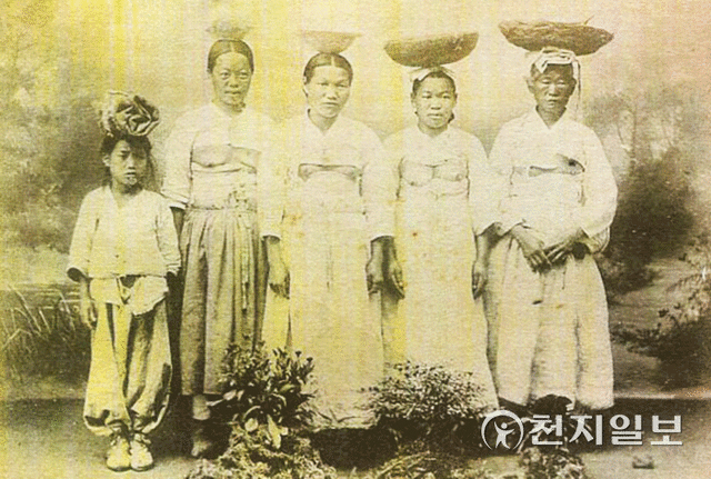 여인들의 아들 자랑 풍습(1900년). (제공: 정성길 계명대 동산의료원 명예박물관장) ⓒ천지일보 2021.9.19