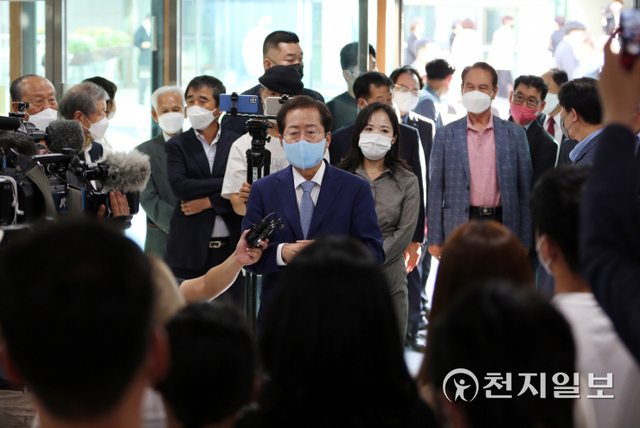[천지일보=박준성 기자] 국민의힘 홍준표 대선 경선후보가 17일 서울 자곡동 경상남도 남명학사 서울관을 방문, 학생들에게 인사말을 하고 있다. (제공: 홍준표 캠프) ⓒ천지일보 2021.9.17