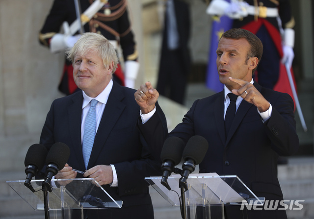 【파리=AP/뉴시스】프랑스를 방문한 보리스 존슨(왼쪽) 영국 총리가 2019년 8월 프랑스 파리 엘리제궁 앞에서 에마뉘엘 마크롱 대통령과 공동 기자회견을 하고 있다.