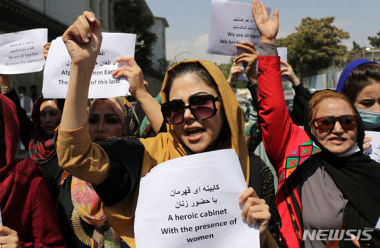 [카불=AP/뉴시스] 3일(현지시간) 아프가니스탄 카불에서 여성들이 탈레반 정권하에서 자신들의 권리를 요구하기 위해 모이고 있다. 탈레반이 아프간을 어떻게 통치할 것인지 전 세계의 관심이 집중된 가운데 언론과 여성에 대한 탈레반의 정책은 이를 판단하는 핵심 지표가 될 것으로 보인다. 2021.09.03.