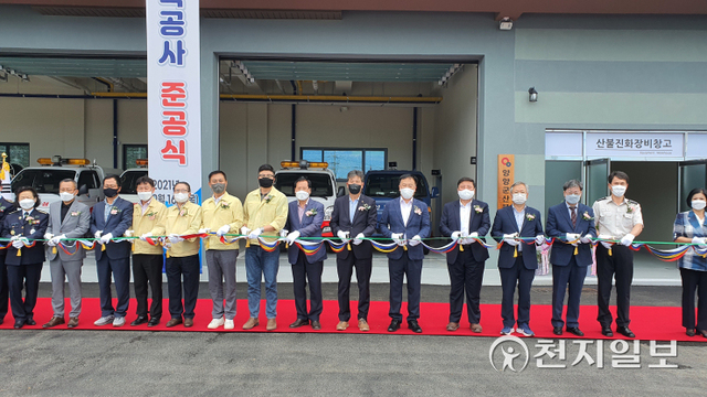 16일 열린 양양산불대응센터 준공식에서 김진하 양양군수(오른쪽 6번째) 등의 주요 관계자들이 참석해 테잎커팅을 하고 있다. (제공: 양양군) ⓒ천지일보 2021.9.19
