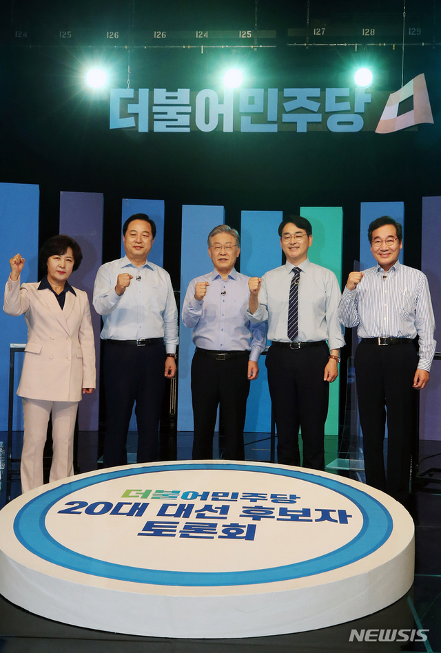 더불어민주당 대권주자들이 19일 오후 광주 MBC에서 열린 제20대 대통령선거 경선 후보 토론회에 앞서 기념촬영을 하고 있다. 사진 왼쪽부터 추미애·김두관·이재명·박용진·이낙연 후보. (출처: 뉴시스)