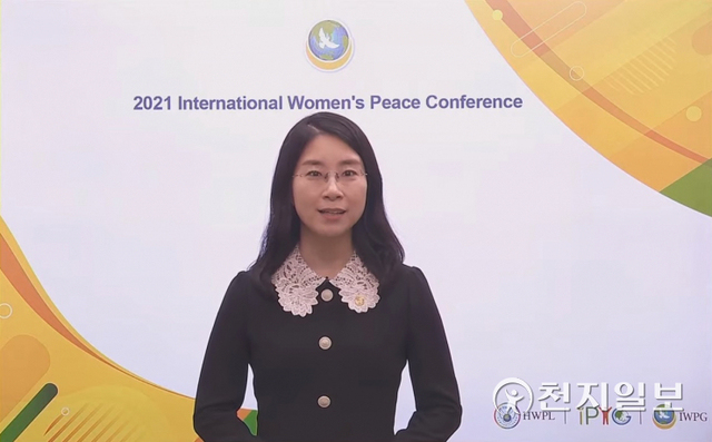 윤현숙 세계여성평화그룹(IWPG) 대표가 19일 ‘9.18 평화만국회의 7주년’을 기념해 열린 IWPG ‘2021 세계여성평화 콘퍼런스’에서 인사말을 하고 있다. (출처: IWPG 컨퍼런스 유튜브 캡처)