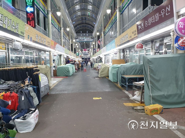 [천지일보 대전=김지현 기자] 추석을 앞둔 지난 19일 오후 6시경 대전역 옆 원동중앙전통시장에 장을 보러 나온 시민과 상인의 모습. ⓒ천지일보 2021.9.20