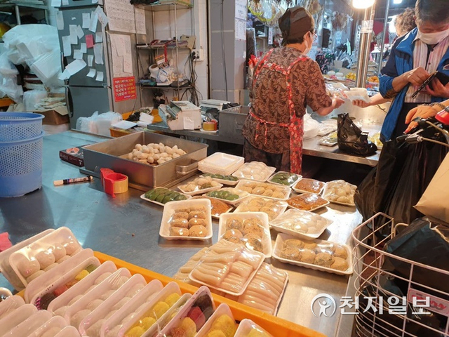 [천지일보 대전=김지현 기자] 추석을 앞둔 지난 19일 오후 6시경 대전역 옆 원동중앙전통시장에 장을 보러 나온 시민과 상인의 모습. ⓒ천지일보 2021.9.20