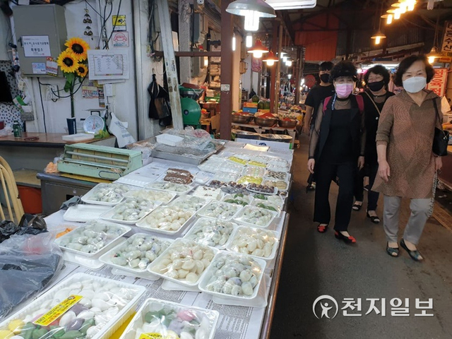 [천지일보 대전=김지현 기자] 추석을 앞둔 지난 19일 오후 6시경 대전역 옆 원동중앙전통시장에 장을 보러 나온 시민과 상인의 모습. ⓒ천지일보 2021.9.20