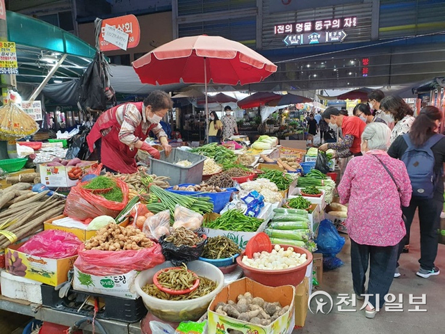 [천지일보 대전=김지현 기자] 추석을 앞둔 지난 19일 오후 6시경 대전역 옆 원동중앙전통시장에 장을 보러 나온 시민과 상인의 모습. ⓒ천지일보 2021.9.20