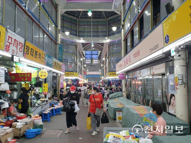 [천지일보 대전=김지현 기자] 추석을 앞둔 지난 19일 오후 6시경 대전역 옆 원동중앙전통시장에 장을 보러 나온 시민과 상인의 모습. ⓒ천지일보 2021.9.20