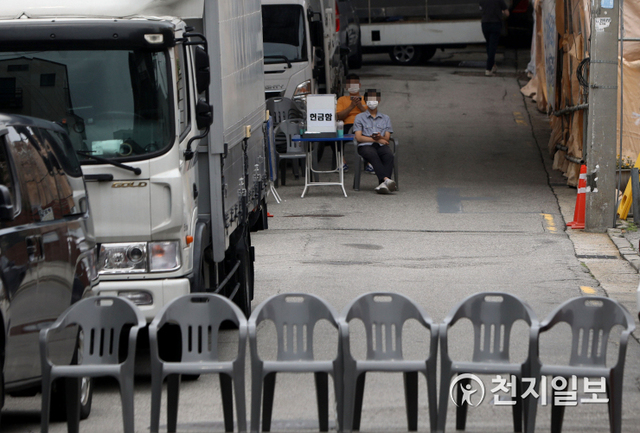 [천지일보=남승우 기자] 22일 오전 서울 성북구 사랑제일교회 정문 앞에 헌금함이 놓인 가운데 교회 관계자들이 길목을 지키고 있다. 관할 구청으로부터 시설 폐쇄 결정을 받은 서울 성북구 사랑제일교회(담임 전광훈 목사)는 이날 교회에서 대면예배를 진행할 수 없어 광화문 일대로 자리를 옮겨 예배를 진행했다. ⓒ천지일보 2021.8.22