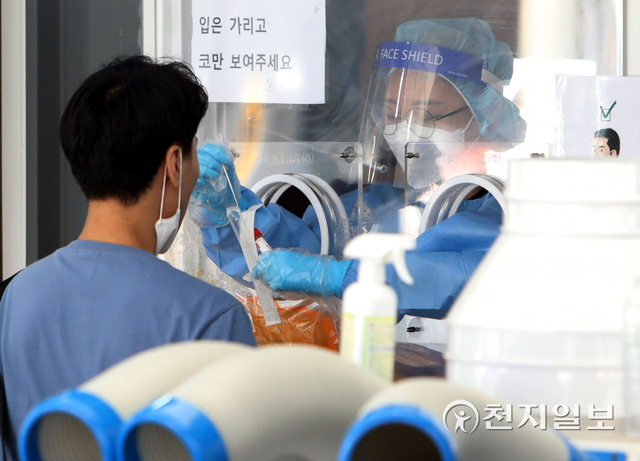 [천지일보=남승우 기자] 추석 연휴 셋째날인 20일 오전 서울역 광장에 마련된 임시 선별검사소에서 의료진이 검체 채취를 하고 있다. 방역당국에 따르면 이날 0시 기준 신종 코로나바이러스 감염증(코로나19) 신규 확진자는 1605명으로 집계됐다. ⓒ천지일보 2021.9.20