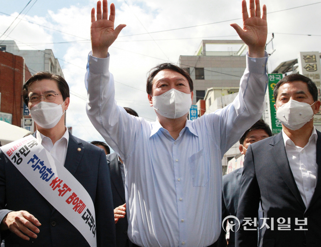 [천지일보 진주=최혜인 기자] 국민의힘 대선 경선 예비후보인 윤석열 전 검찰총장(가운데)이 경남 진주시 소재 전통시장인 중앙시장을 방문해 상인들에게 인사하고 있다. ⓒ천지일보 2021.9.18