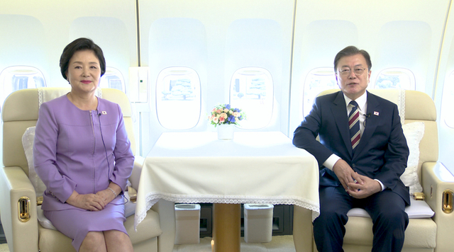 [서울=뉴시스]제76차 유엔총회 참석차 미국 뉴욕을 방문 중인 문재인 대통령과 부인 김정숙 여사가 한국시각으로 추석을 하루 앞둔 20일 영상 메시지를 통해 국민들에게 추석 인사를 전했다. 사진은 영상 메시지 촬영 중인 문 대통령 부부 모습. (사진=청와대 제공).