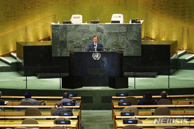 문재인 대통령이 20일(현지시간) 미국 뉴욕 유엔본부 총회장에서 열린 제2차 SDG Moment(지속가능발전목표 고위급회의) 개회식에서 연설하고 있다. (출처: 뉴시스)