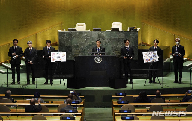 그룹 BTS(방탄소년단)이 20일(현지시간) 미국 뉴욕 유엔본부 총회장에서 열린 제2차 SDG Moment(지속가능발전목표 고위급회의) 개회식에서 발언하고 있다. (출처: 뉴시스)