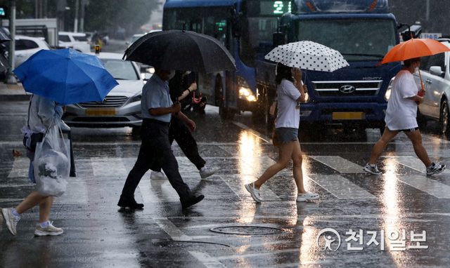 [천지일보=남승우 기자] 서울을 비롯한 중부지역에 많은 비가 내릴 것으로 예보된 31일 오후 서울 용산구 갈월동 지하차도 인근에서 우산을 쓴 시민이 횡단보도를 건너고 있다. ⓒ천지일보 2021.8.31