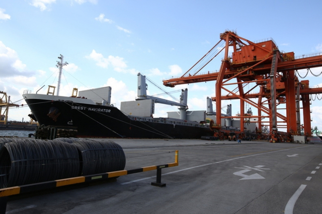 포항제철소 제 3부두에서 철강제품을 선적하고 있다. (제공: 포스코)