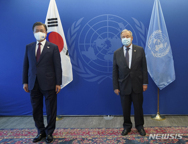 [뉴욕=뉴시스]  제76차 유엔총회 고위급 회의 참석차 미국을 방문한 문재인 대통령이 20일(현지시간) 오후 유엔사무국에서 안토니우 구테흐스 유엔 사무총장과 접견에 앞서 기념촬영하고 있다. 2021.09.21.
