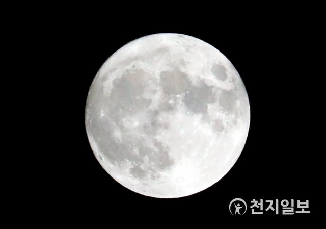 [천지일보=박준성 기자] 민족대명절 추석인 1일 오후 서울 노원구 도심 위로 보름달이 떠오르고 있다. ⓒ천지일보 DB