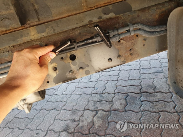 날카롭게 절단된 파리바게뜨 대체 기사 차 연료 공급관. (출처: 연합뉴스)