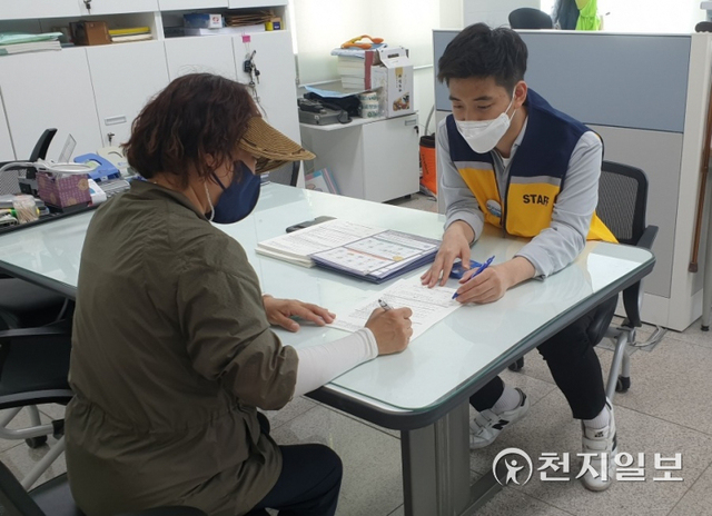 인천 옹진군민이 코로나 상생 국민지원금 신청서를 작성하고 있다. 17일 현재 옹진군의 대상자 89%가 신청을 마쳤다. (제공: 인천 옹진군청) ⓒ천지일보 2021.9.17
