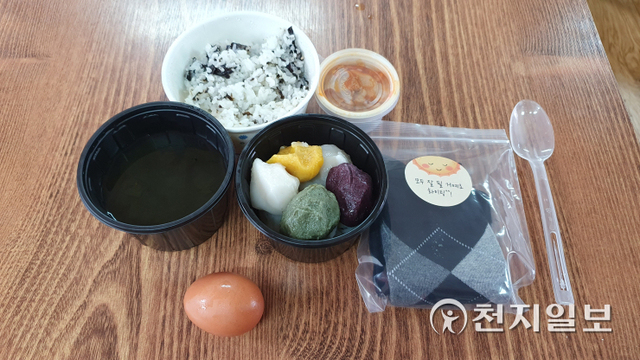 [천지일보=윤혜나 인턴기자] 추석 당일인 21일 서울 종로구 탑골공원 원각사 무료급식소에서 독거노인, 노숙인 등을 위해 도시락을 배급했다. 사진은 도시락 구성. ⓒ천지일보 2021.9.21