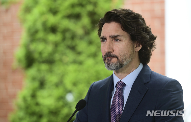 [오타와=AP/뉴시스] 쥐스탱 트뤼도 캐나다 총리가 지난달 25일(현지시간) 온타리오 오타와에서 기자회견을 하고 있다.