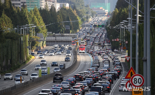 추석인 21일 오후 서울 서초구 잠원IC 인근 경부고속도로가 정체를 빚고 있다. (출처: 뉴시스)