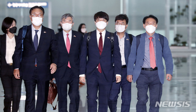 국민의힘 이준석 대표를 비롯한 방미단이 내년 대선 재외선거 참여 독려 및 미국 정치인들과의 면담을 위해 22일 오전 인천국제공항 제2터미널을 통해 미국으로 출국하고 있다. (출처: 뉴시스)
