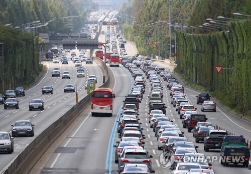 (서울=연합뉴스) 추석 연휴 마지막 날인 22일 오전 서울 서초구 잠원IC 인근 경부고속도로 하행선 위로 차들이 길게 늘어서 있다.