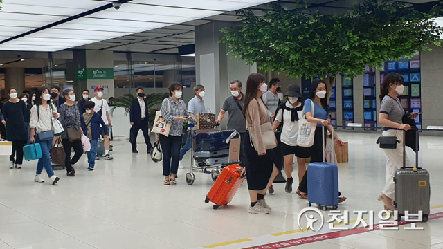 [천지일보=윤혜나 인턴기자] 추석 연휴의 마지막 날인 22일 오후 서울 강서구 김포공항에서 고향의 가족들을 만나고 돌아오는 귀경객들이 나오고 있다. ⓒ천지일보 2021.9.22