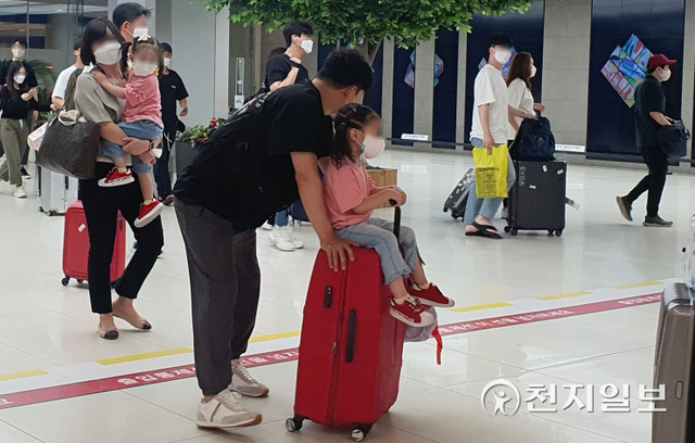 [천지일보=윤혜나 인턴기자] 추석 연휴의 마지막 날인 22일 오후 서울 강서구 김포공항에서 귀경객들이 이동하고 있다. ⓒ천지일보 2021.9.22