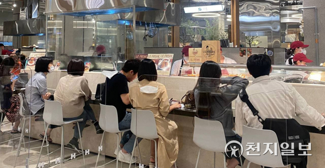 22일 서울 여의도 더현대 백화점 취식공간이 음식을 먹는 사람들로 붐비고 있다. ⓒ천지일보 2021.9.22ⓒ천지일보 2021.9.22