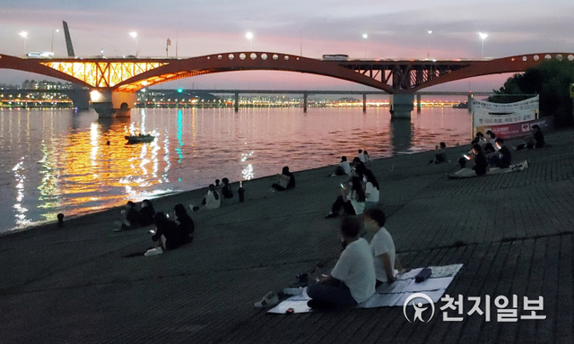 [천지일보=남승우 기자] 20일 밤 서울 마포구 망원한강공원에서 열대야를 피해 나온 시민들이 강바람을 맞으며 더위를 식히고 있다. ⓒ천지일보 2021.7.20