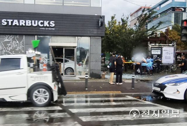 22일 K7 승용차가 경남 진주시 가좌동 스타벅스 진주경상대점을 들이받고 정지해 있다. ⓒ천지일보 2021.9.22